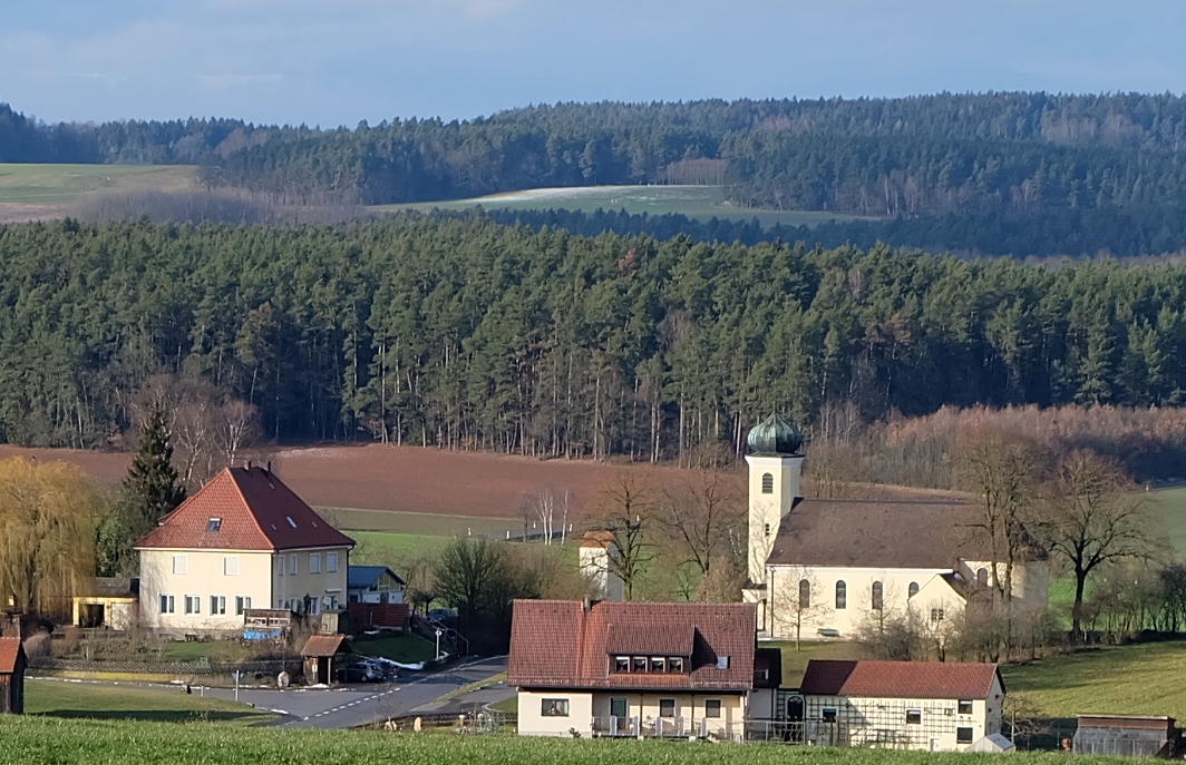 Blick von Südost auf Kirche u. ehem. Schulhaus